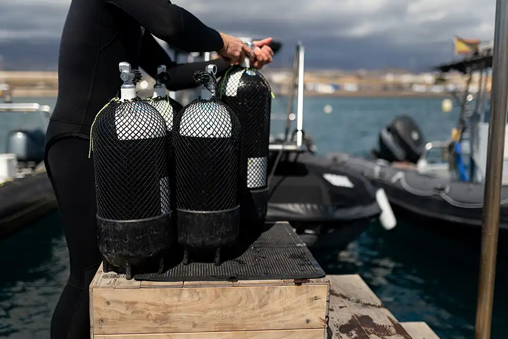 Scuba diver seriously by exploding tank off Procida, Italy