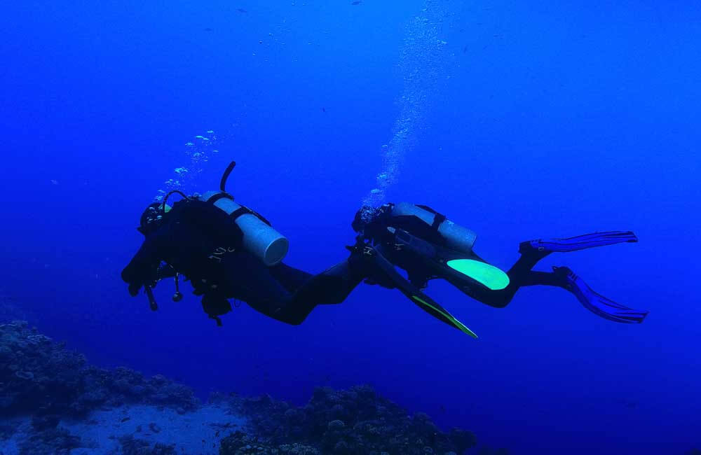 buddy contact is essential when scuba diving