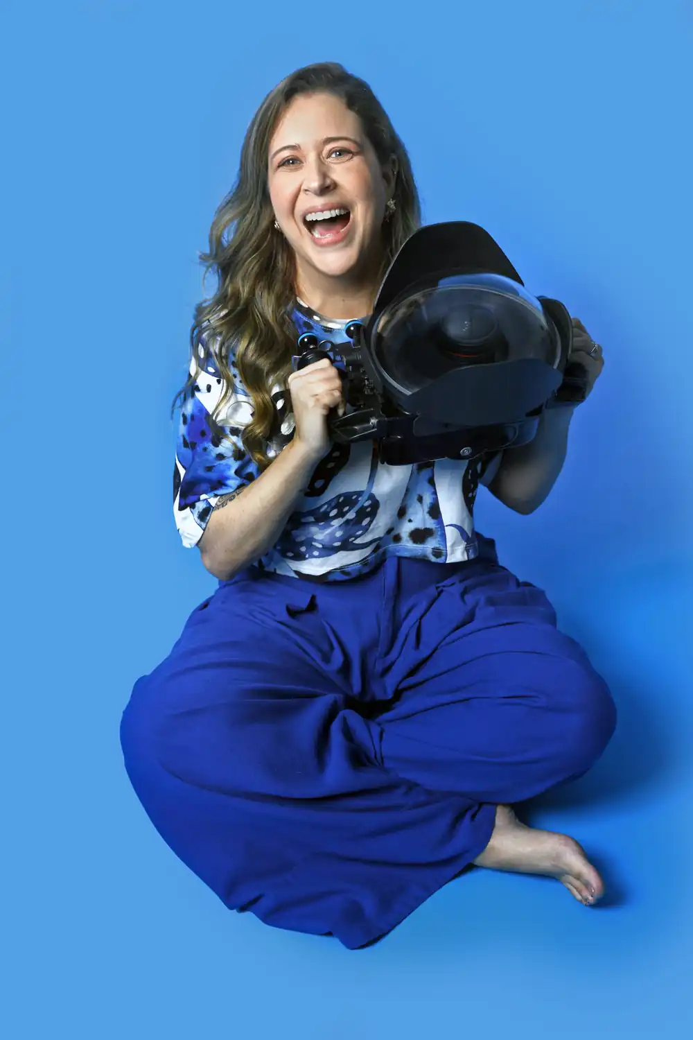 Fabi Fregonesi holding her underwater camera housing