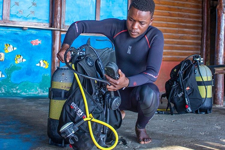 Love the Oceans will train divers with the help of Fourth Element kit (Photo: Mario Guilamba/Love the Oceans)