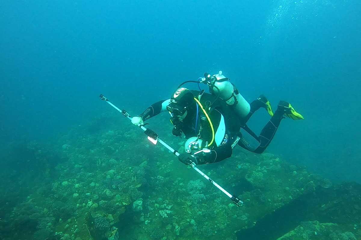 holger buss with his custom camera rig scanning a red sea wreck