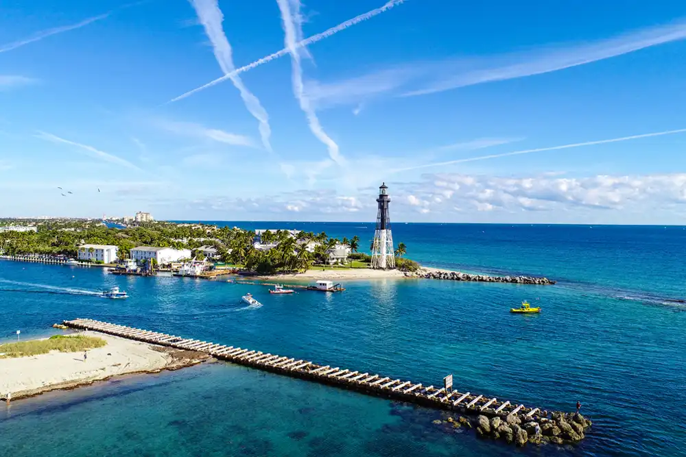 a view over the lighthouse at Pompanyo Beach, Florida