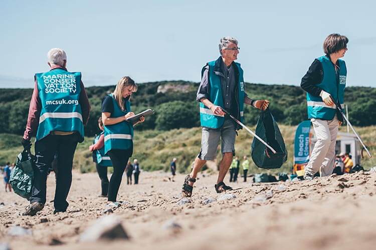 mcs great british beach clean volunteers in action