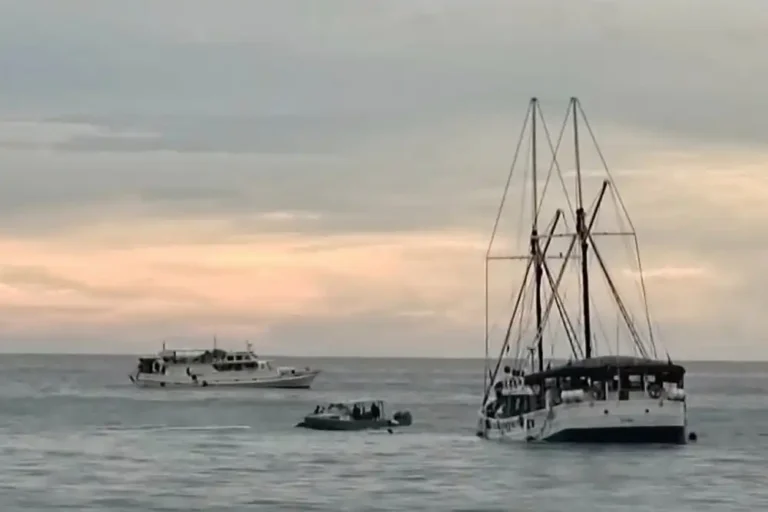 Philippine Siren 2 liveaboard runs aground in Tubbataha
