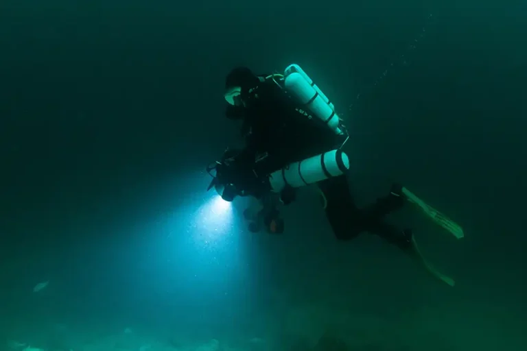 Tawianese rebreather diver dies in mine recovery mission