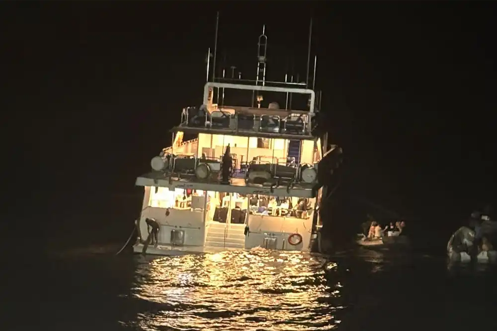 Egyptian Liveaboard Royal Evolution grounded at Abu Dabbab