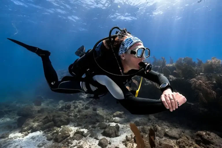 a scuba diver using the avelo system and a shearwater dive computer