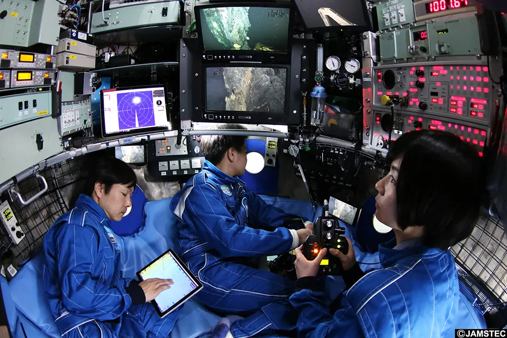 a picture of scientists working inside the deep-sea submersible shinkai 6500