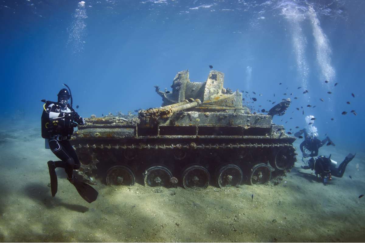 divers around tank