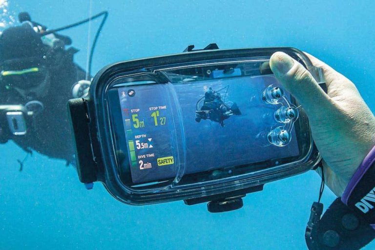 best underwater smartphone housings title picture