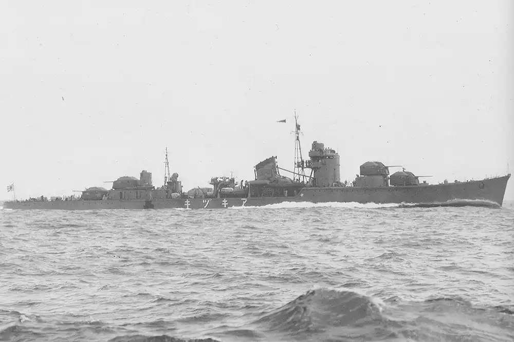 A black and white picture of a Japanese warship, destroyer Akizuki, underway at sea